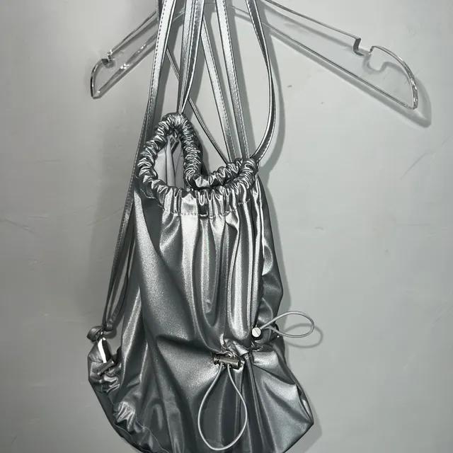 드로우 스트링 글로시 메탈 백팩