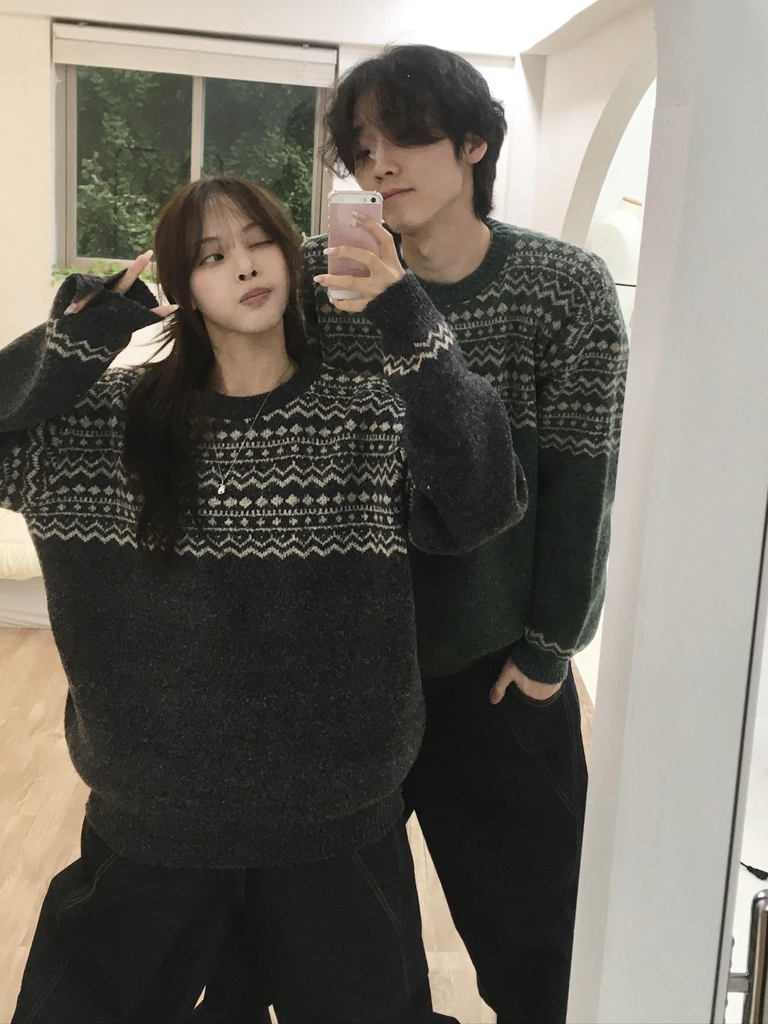 코위찬 캐롤 라운드 니트 스웨터
