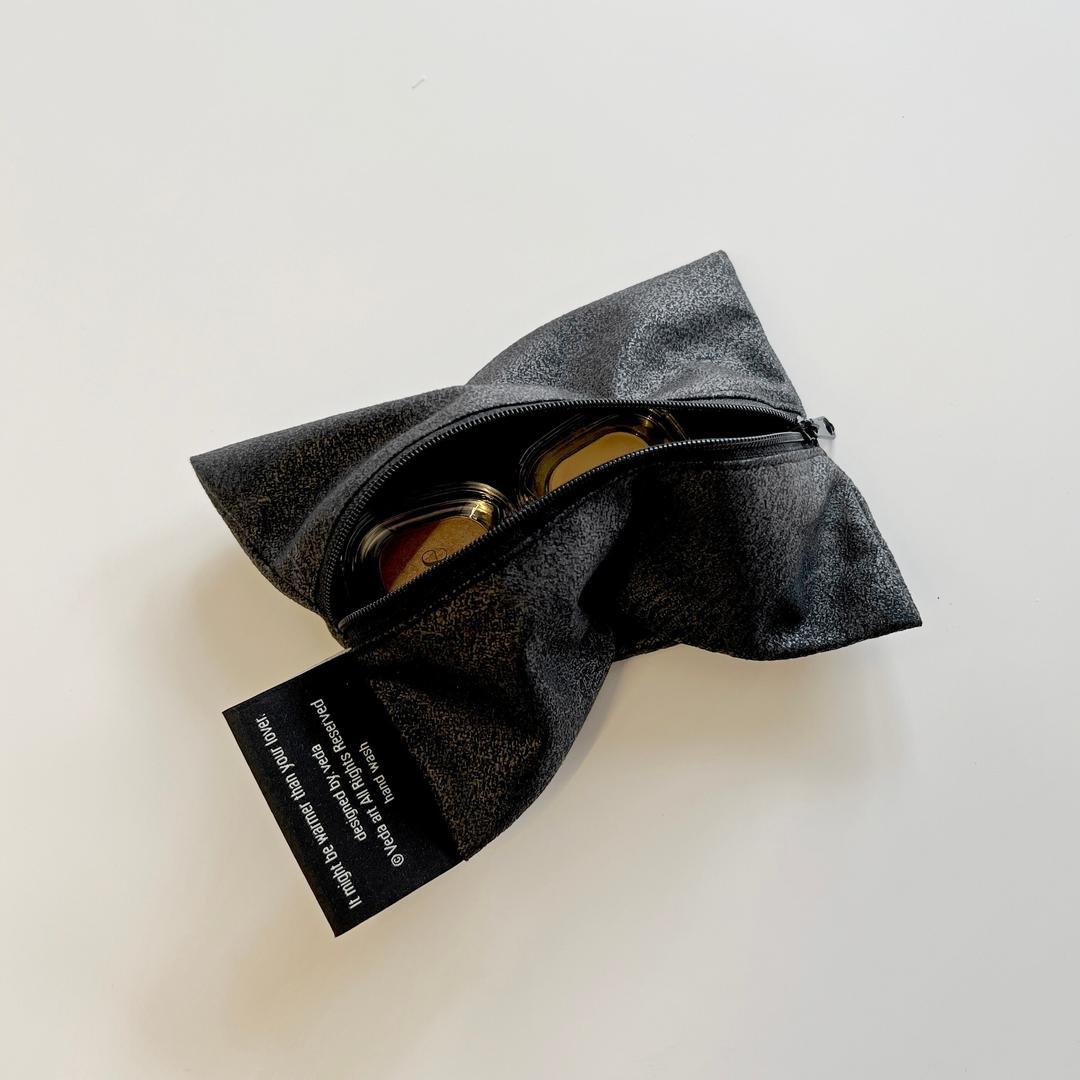 Veda Romantic Pouch Crack / Black