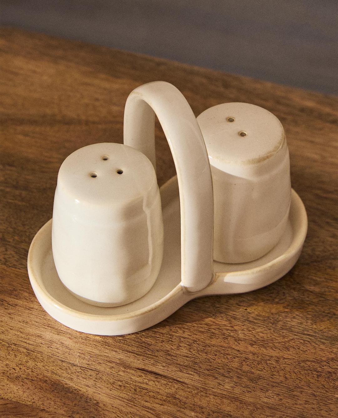 스톤웨어 솔트 쉐이커와 페퍼 쉐이커