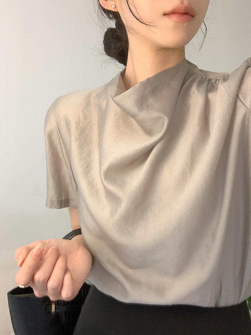 드메르 실크 드레이프 반팔 블라우스
