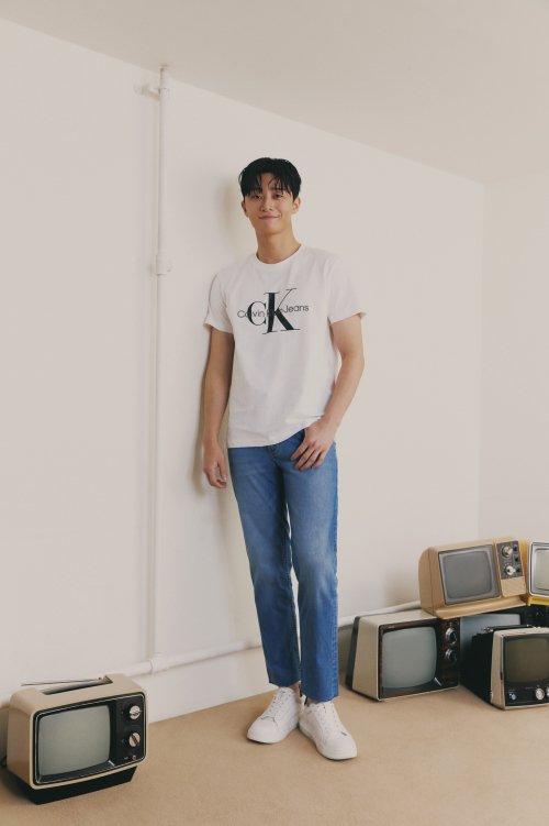 남 J320770 YAF 화이트 클래식 모노그램 로고 반팔 티셔츠