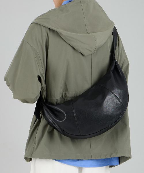 스플릿 하프문 메신저백_블랙