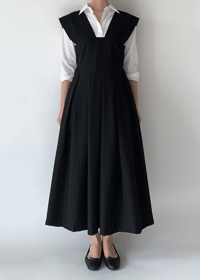 루시 백 버튼 플리츠 원피스