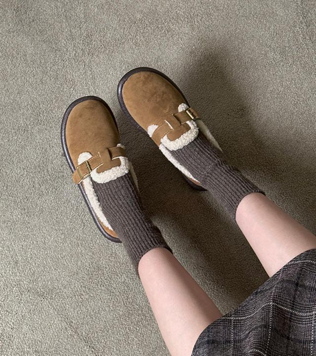 꼼꼼구두 클랑 버클 스트랩 스웨이드 양털 로퍼(2.5cm) COF143