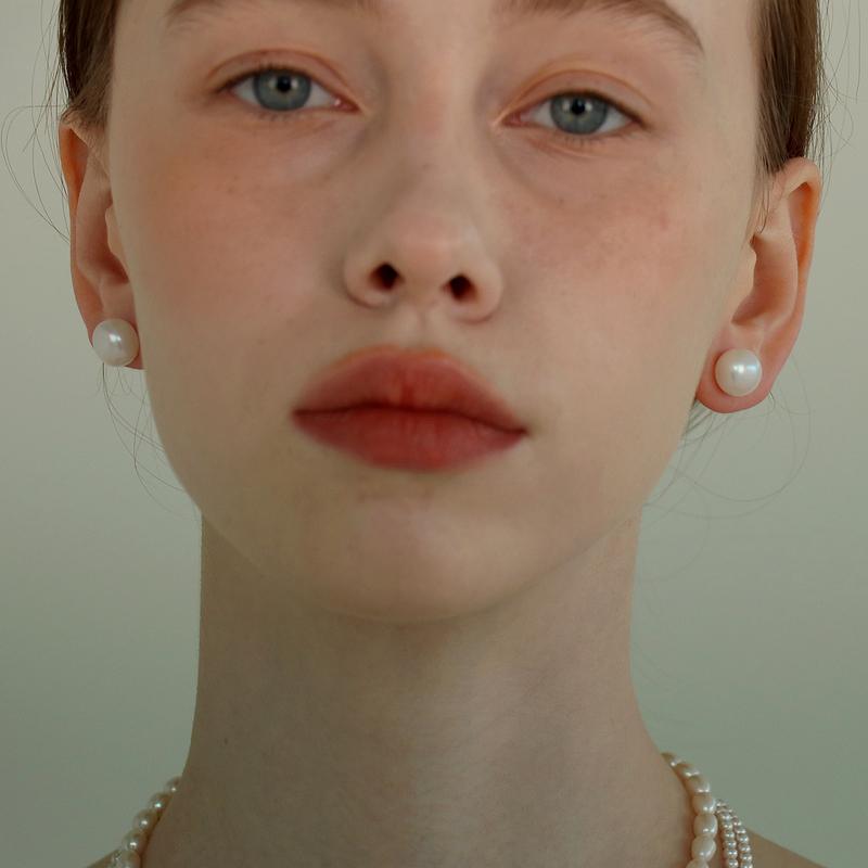 버튼 진주 귀걸이