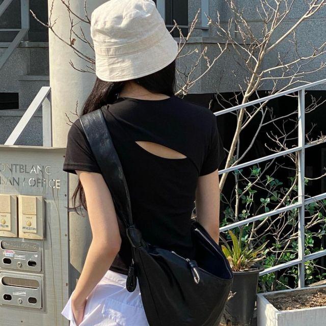 슬림핏 컷 아웃 반팔 티셔츠 (화이트/블랙)