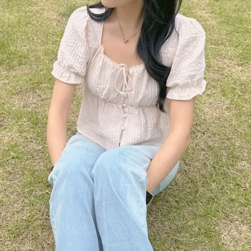 [러블리청순~/4col] 콩단추 리본 셔링 프릴 반팔 퍼프 블라우스 스퀘어넥 여름 러블리 레이스 블라우스 하객룩 여행룩