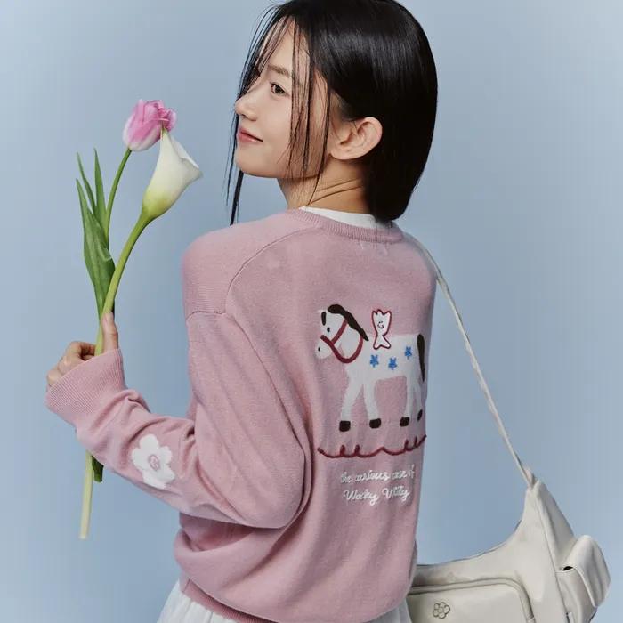 우먼스 키키 자수 브이넥 풀오버 니트 핑크