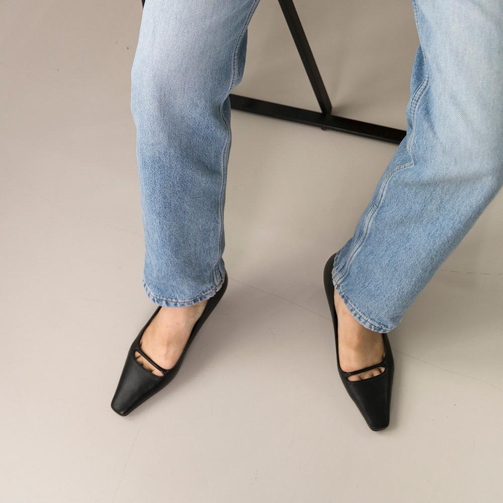 Volume Strap Pumps - Black