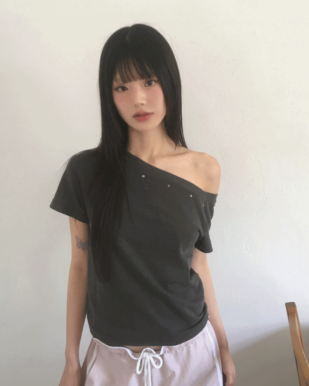 원더원더 [Y2K무드] 보헴 스터드 원 오프숄더 피그먼트 반팔 티셔츠
