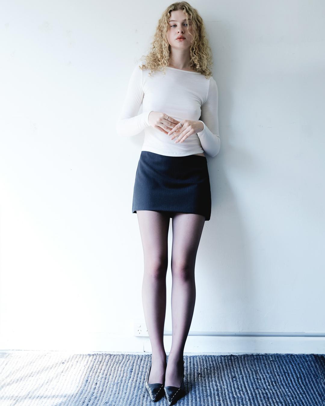 The Miniskirt in Wool - XS / Shadow Black