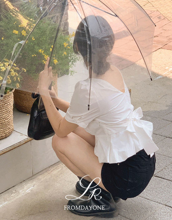 프롬데이원 Made)마르셰 퍼프 반소매 블라우스(장마룩/반팔/브이넥/셔링/리본/스트랩/데일리룩/데이트룩/여친룩)