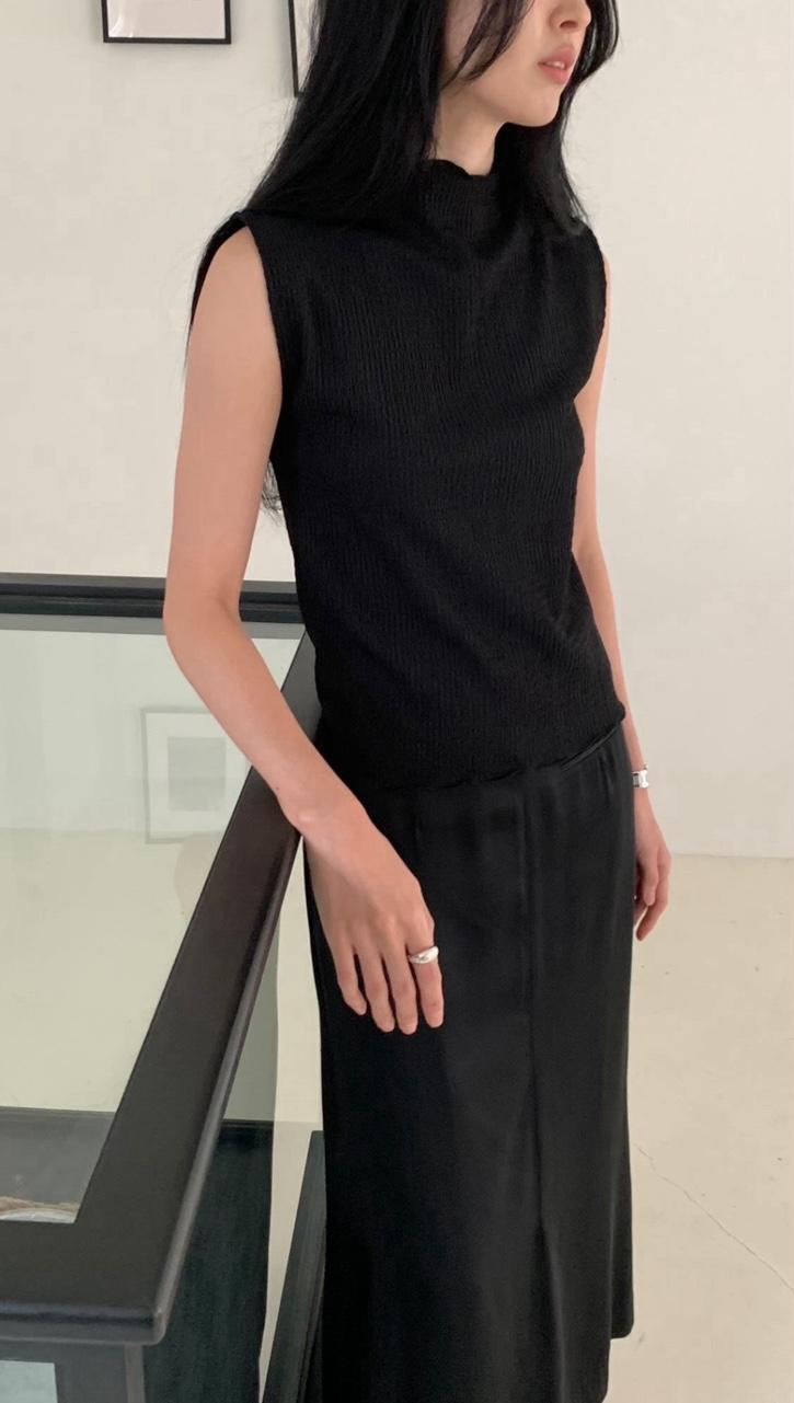 오베이즈 하우스 haus 그레이스 플리츠 슬리브리스 하프넥 주름 나시 블라우스 (2color)