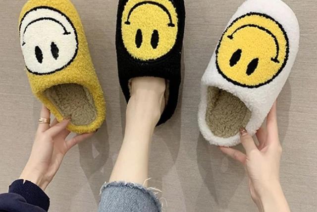 [1+1] 스마일 털실내화 겨울 방한 거실 실내 슬리퍼 룸슈즈 3colors
