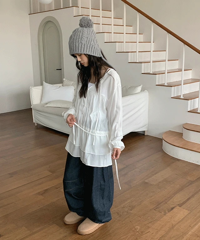 비기닝 레이어드 프릴 브이넥 블라우스