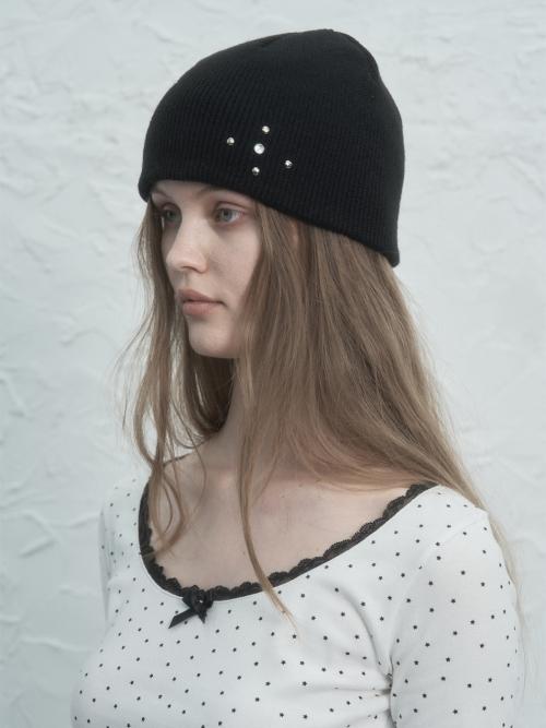 STUDDED BEANIE / BLACK