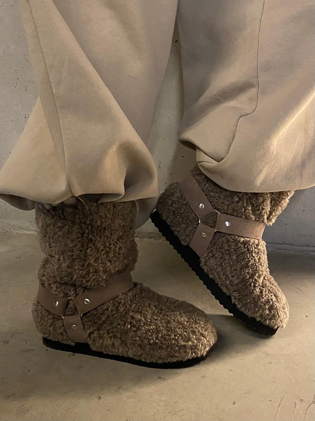 POM POM FUR BOOTS IN MOCHA