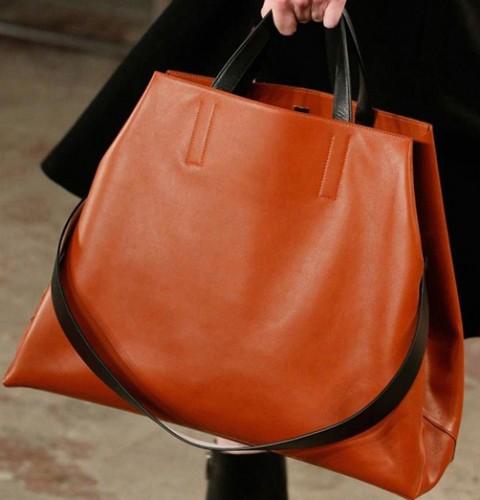 박시한 통가죽 숄더백