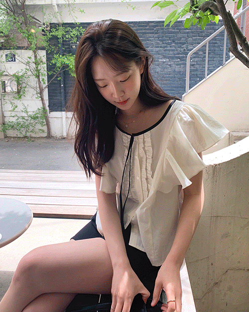 피치글로우 [러블리🎀] 엔젤 리본 셔링 반팔 블라우스 (2color)