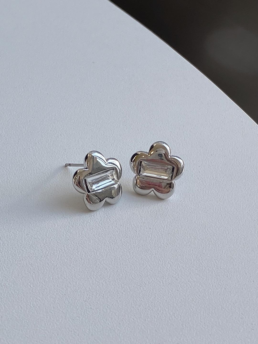 Kitchy flower earring