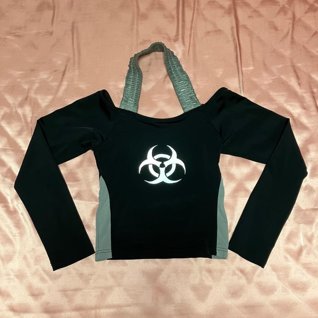 어셈블스테이션 오프숄더 홀터 넥 티셔츠 | 후루츠패밀리