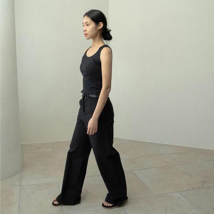 [ESSENTIAL] BASIC U NECK SLEEVELESS - BLACK