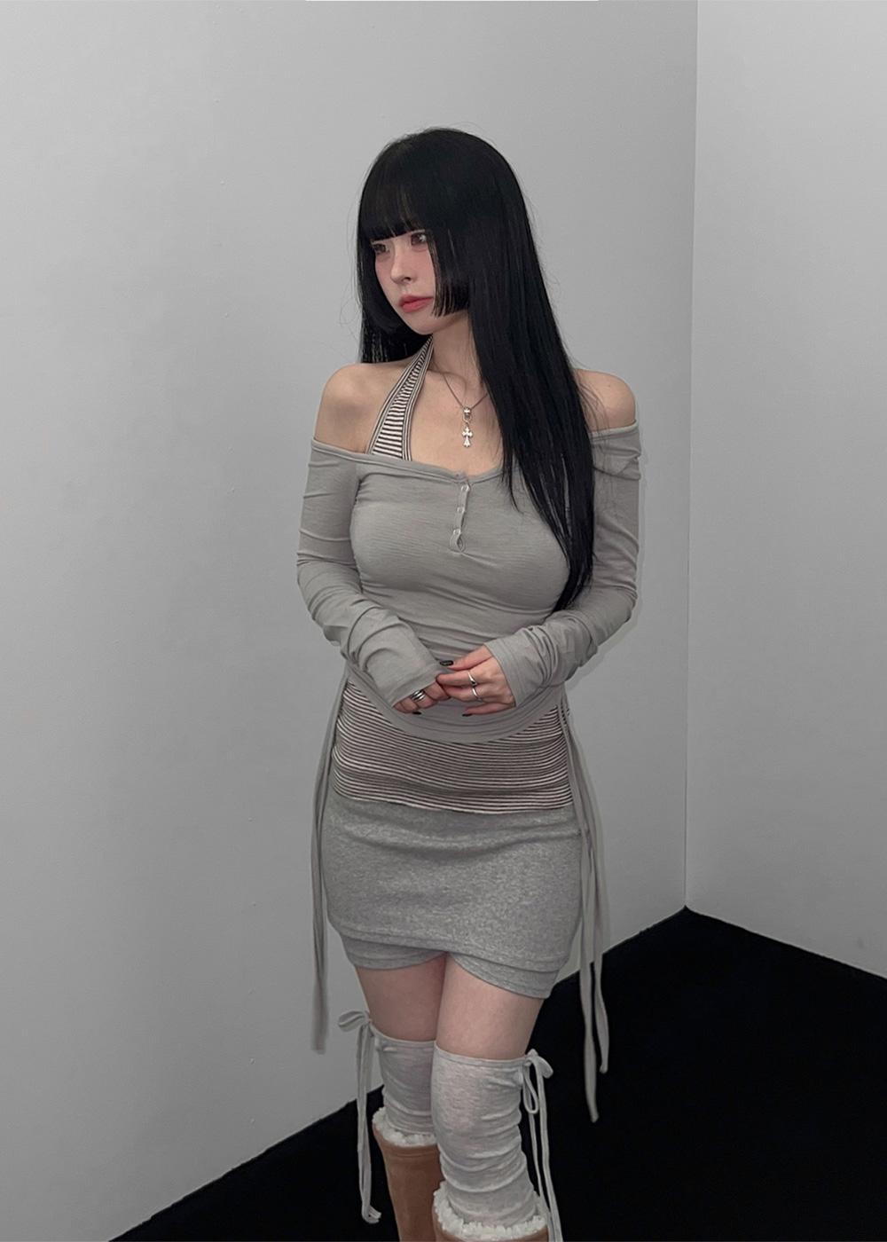 ROMEL UNBALANC OFF-SHOULDER BUTTON SHIRRING T-SHIRT 2color / 로멜 언발 오프숄더 버튼 셔링 티셔츠