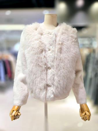 이런 상품 어때요? 샤틴 커팅 퍼 라운드넥 금장단추 자켓 S254K167