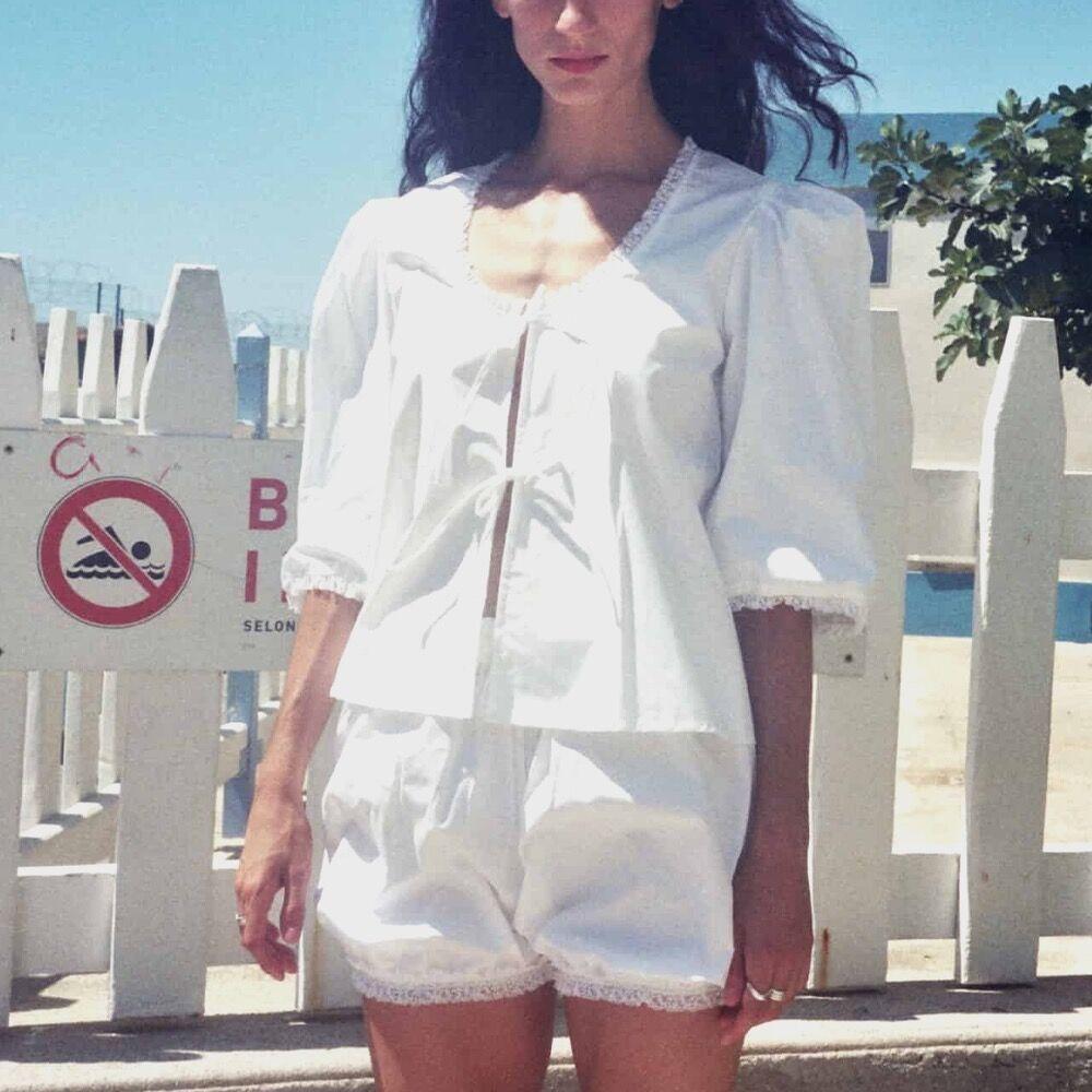 (W) 아네스 코튼 러플 블라우스 화이트 AGNES RUFFLED LACE BLOUSE