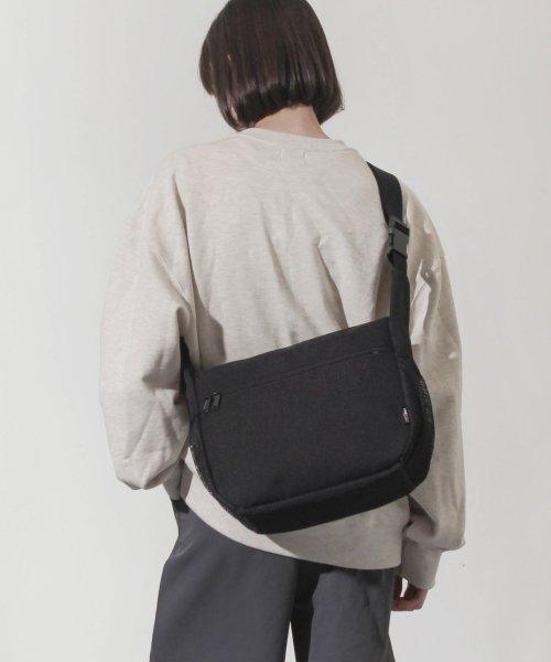 코듀라 에센셜 베리어스 백-블랙