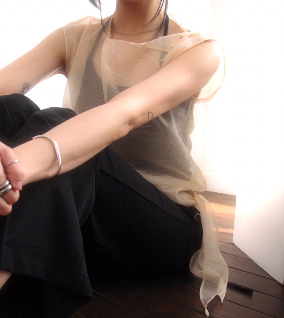 시스루 쉬폰 리본 나시 슬리브리스 블라우스