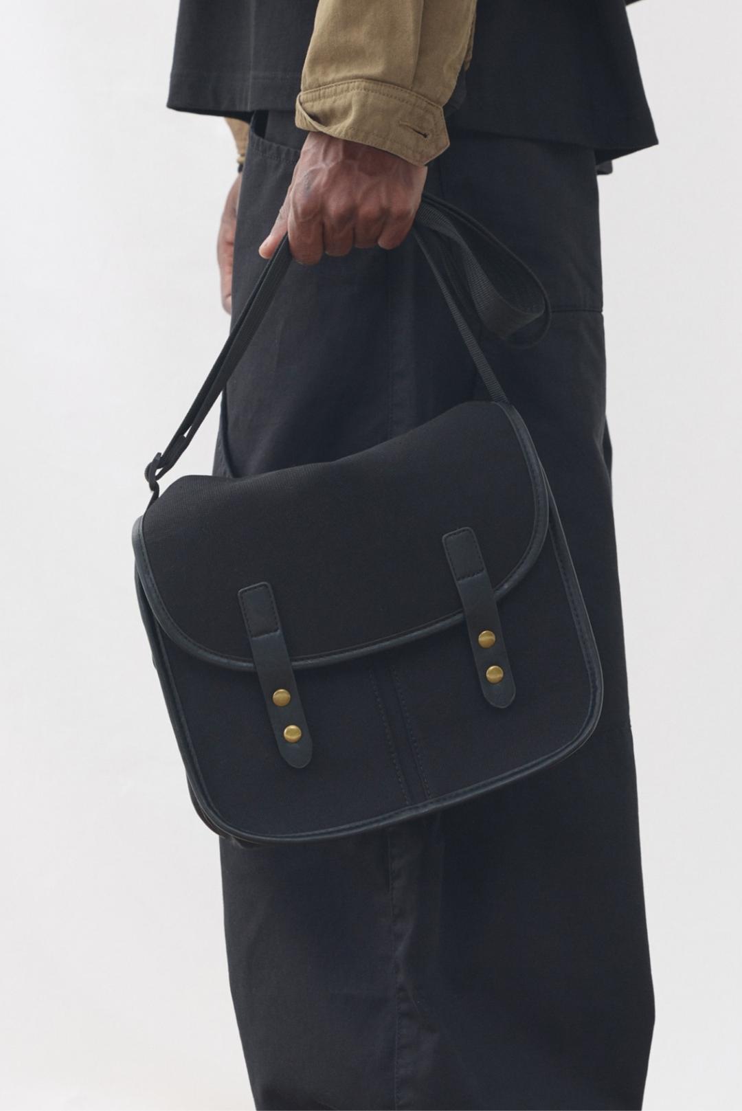 캔버스 레더 버클 크로스백 - 블랙