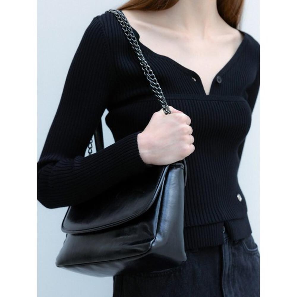 [에잇세컨즈] 체인 크랙 미디엄 숄더백  블랙 1938D3WY75