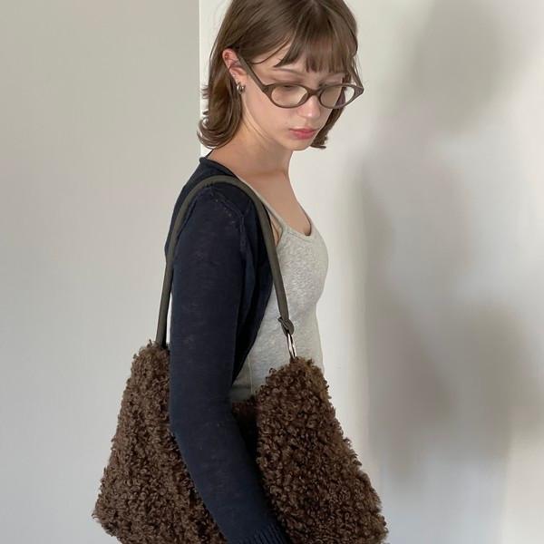 Mella fluffy shoulder bag _ dark brown