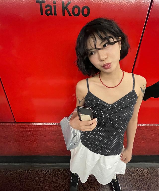 데일리쥬  [4천장판매/MADE] 베니카 도트 셔링 브이넥 골지 나시
