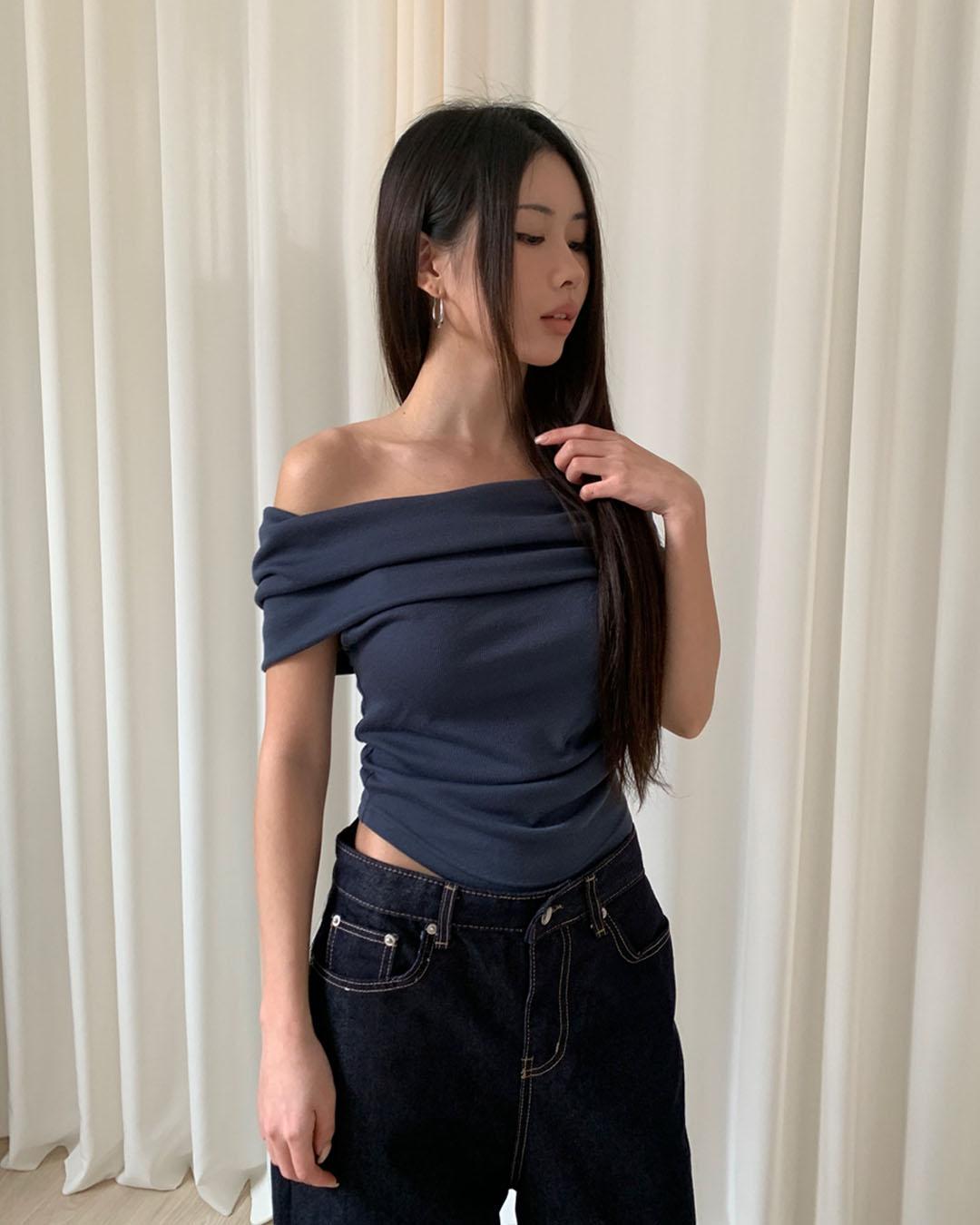 SHIRRING OFF-SHOULDER TEE