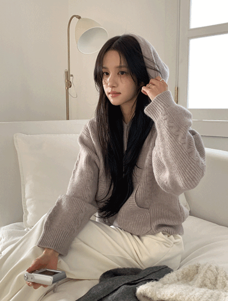 베니토 [베니토단독/디테일하나하나예쁜/뽀용뽀용🤍💜] 데이빗 꽈배기 후드 니트 (겨울/신상/데일리/데일리룩/출근룩/데이트룩/꽈배기니트/후드니트)