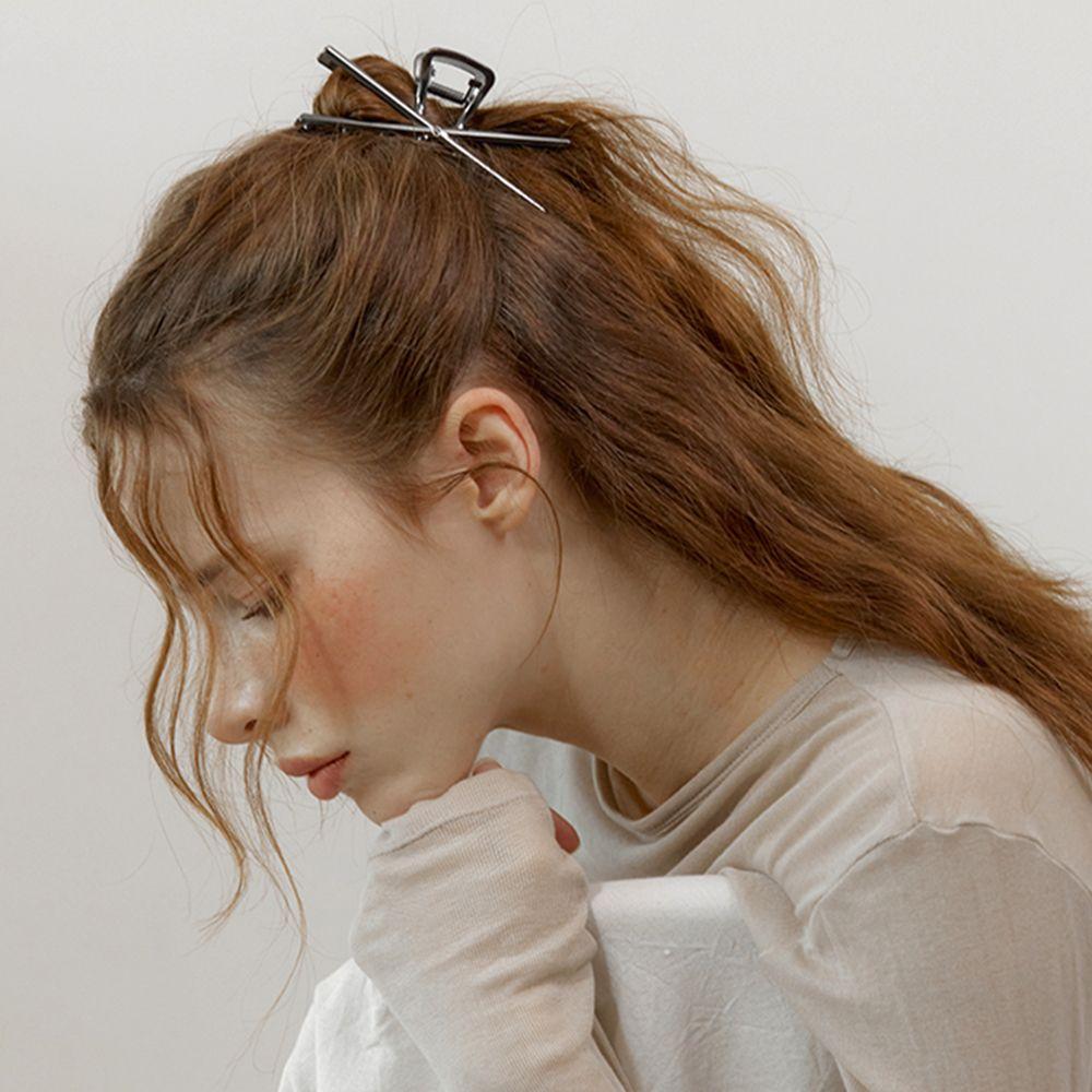 [29CM단독] Oblique hair claw clip (Metal grey)