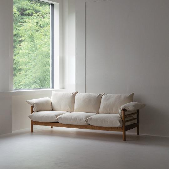 [전시상품] 꼬르 독일 부클레 패브릭 3인용소파 원목