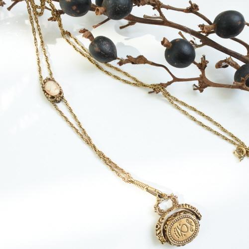 1970s spin cameo necklace