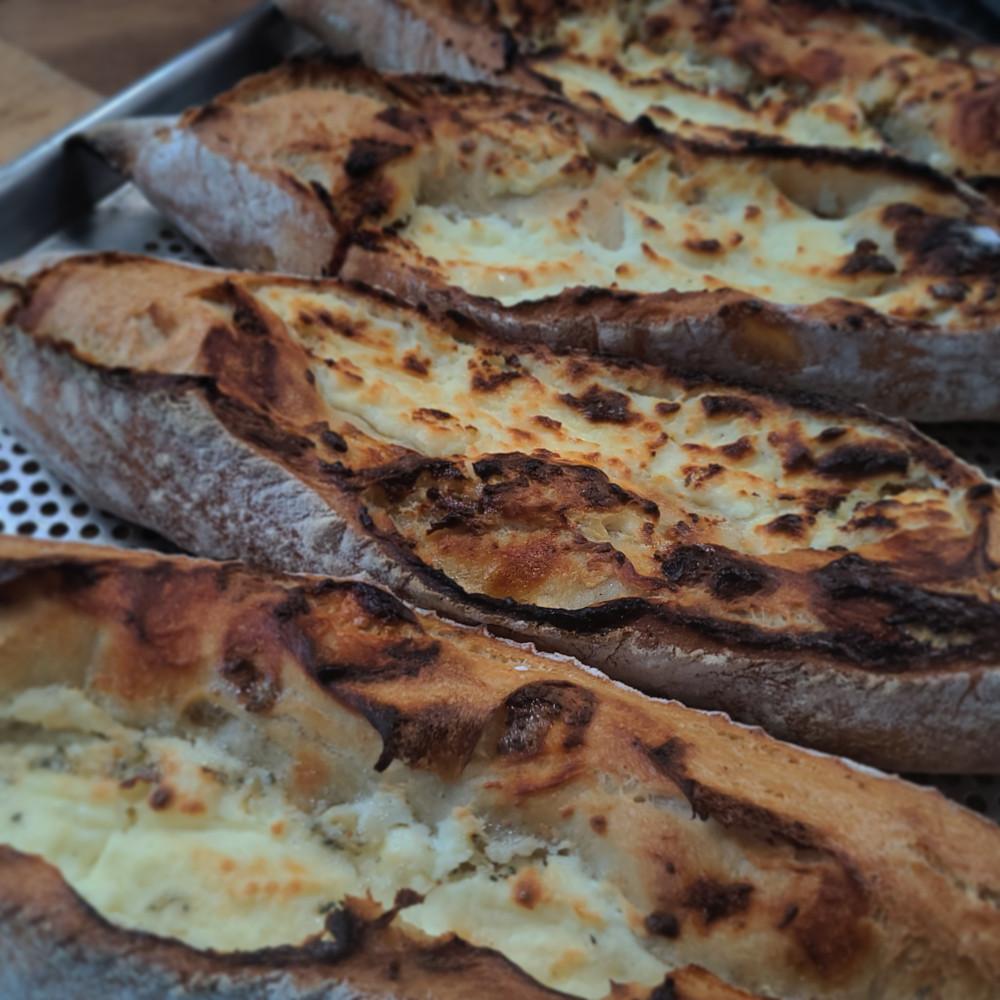 고르곤 졸라 꿀 치즈 바게트