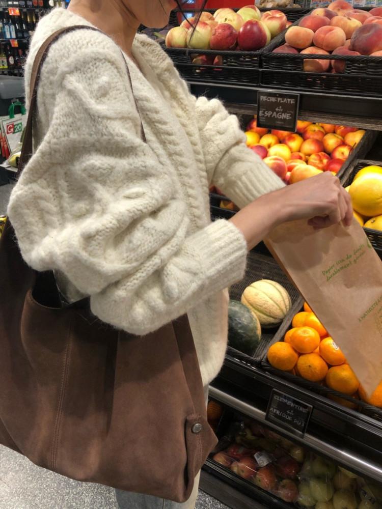 크림당일 / Lebutter 르버터 도슨 브이넥 니트 알파카 케이블 꽈배기 오버핏 2colors