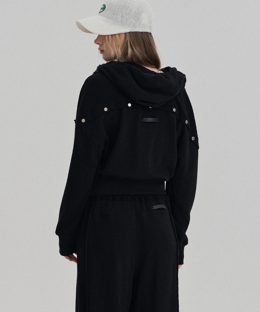 [W] STUD BUTTON CROP HOODIE - BLACK