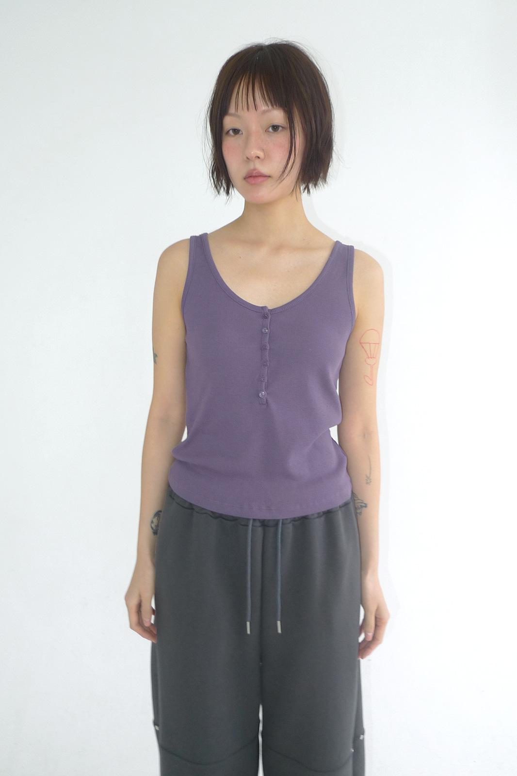 베르크서울 BUTTON U-NECK SLEEVELESS