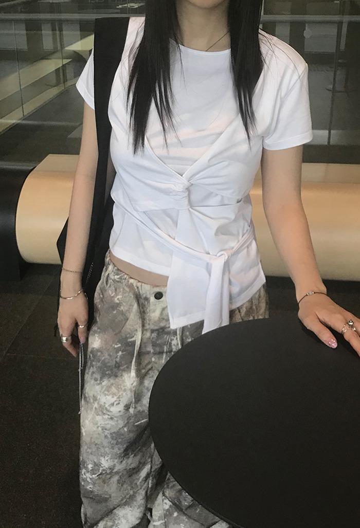 더니로 언발 크로스 티셔츠