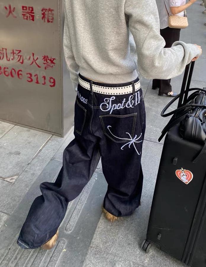 EAHO 워시드 레터 패치워크 루즈핏 데님 팬츠 (딥 블루)