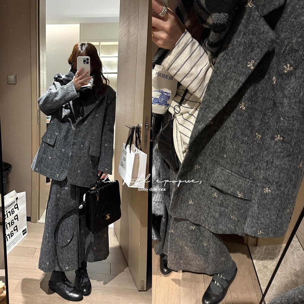 체이트 겨울 결혼식 하객 연말 리본 자수 울 자켓 플리츠 스커트 투피스 세트 ( 덕다운 안감 )