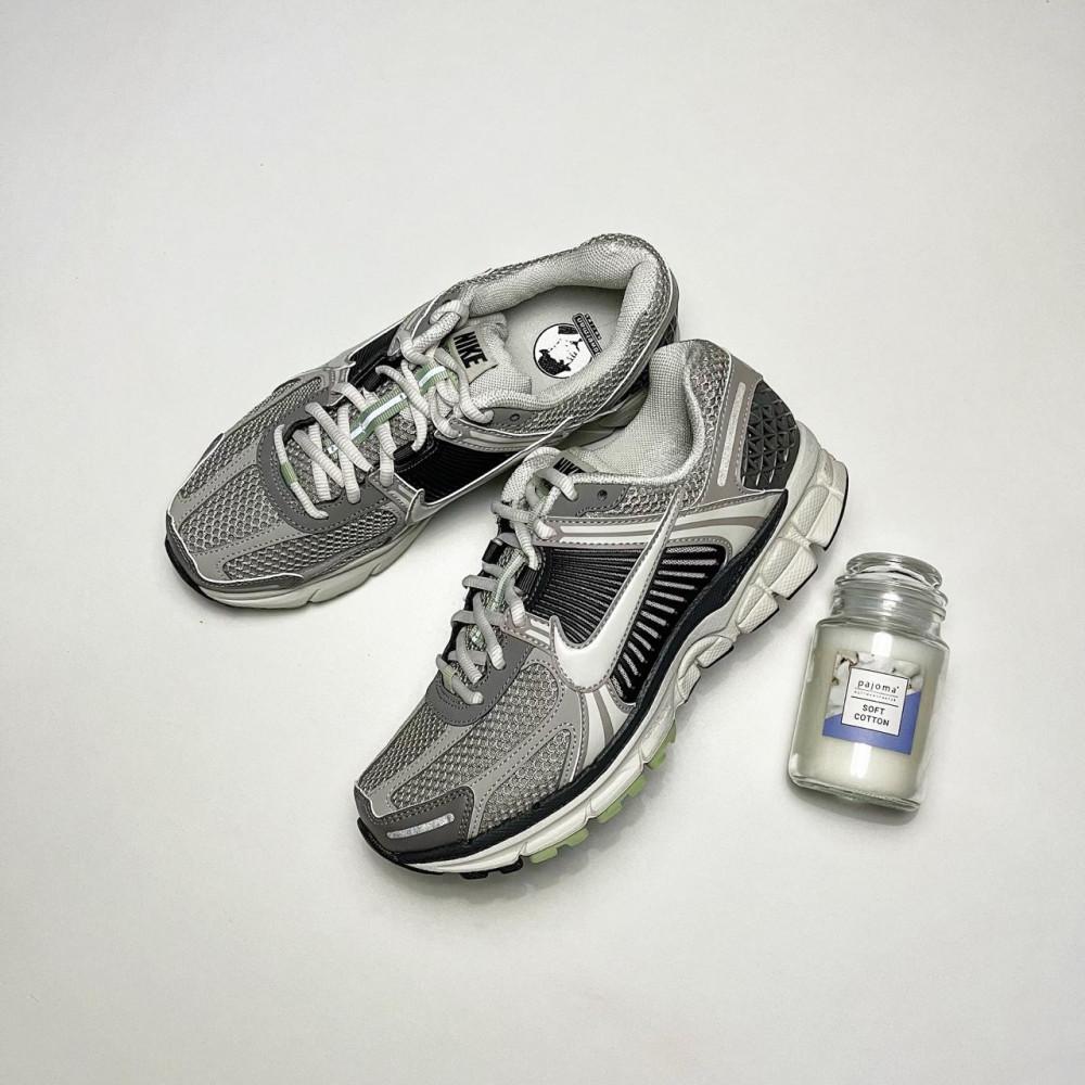 나이키 우먼 줌 보메로 5 코블스톤 FB8825-001 / NIKE W Zoom Vomero 5 Cobblestone