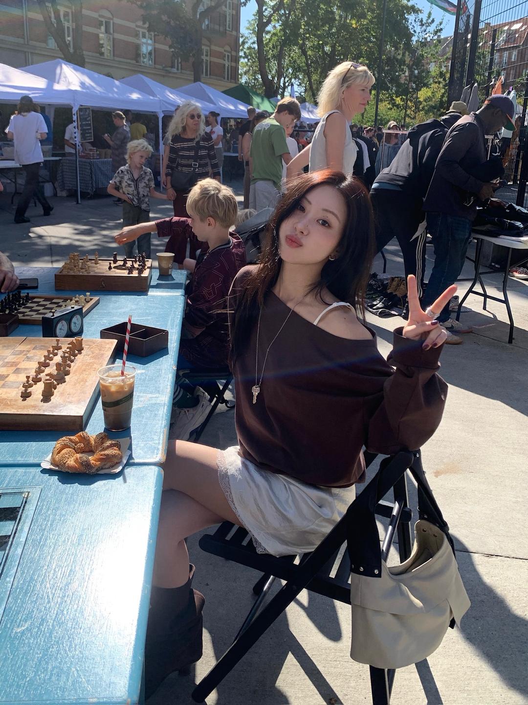 [ARCHITECT] OFF SHOULDER SWEAT TOP (BROWN)